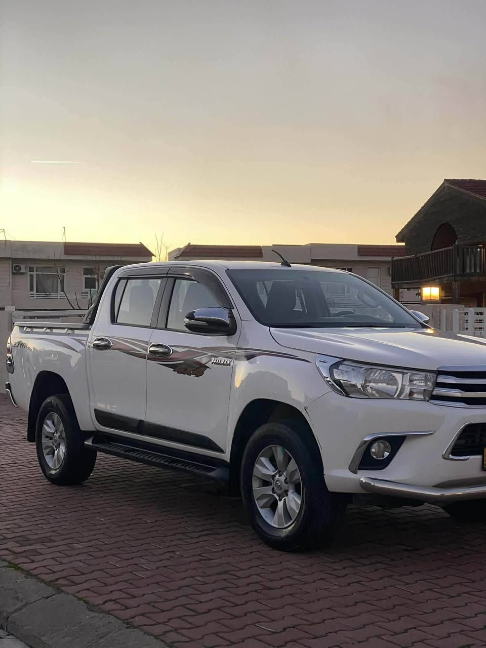 تۆیۆتا هایلۆکس ٢٠١٦
سیدنهرۆ دەبڵ ئەکسل
گێر عادی
گێرو مەکینەی بەشەرت نەکراوەتەوە
یەک پەلە ساردی هەیە
سەیارەکە زۆر پاک و جوانە بێ عەیبە ماڵی دۆستە
شاشە و کامێرایە 
هۆکی پێش و دوای پێوەیە
سەنەوی تا ٢٠٢٨ تازەیە
٢١٩ هەزار ڕۆشتوە
نرخی ٢٣٩ گەڵاو معامەلە
***********
