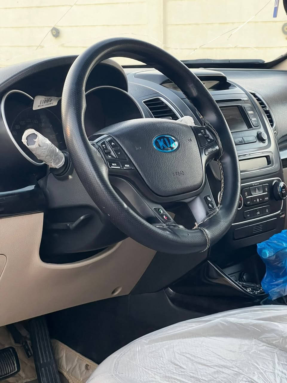 السلام عليكم جميعاً كيا سورنتو خليجي شكل 14 موديل
2013 رقم بغداد مشروع وطني انكليزي بسمي محرك 6سلندر مكفوله السياره فول مواصفات واحد على واحد تحكم استيرن بصمه اشاير بلمري يده نيكل وترحيب سبعه راكب ثلاث قطع تبريد بنورامه برده خلفيه كشن كهرباء كشن جلد تبريد
بعد بيهة هواي مواصفات السعر(183)$ الاتصال ***********
