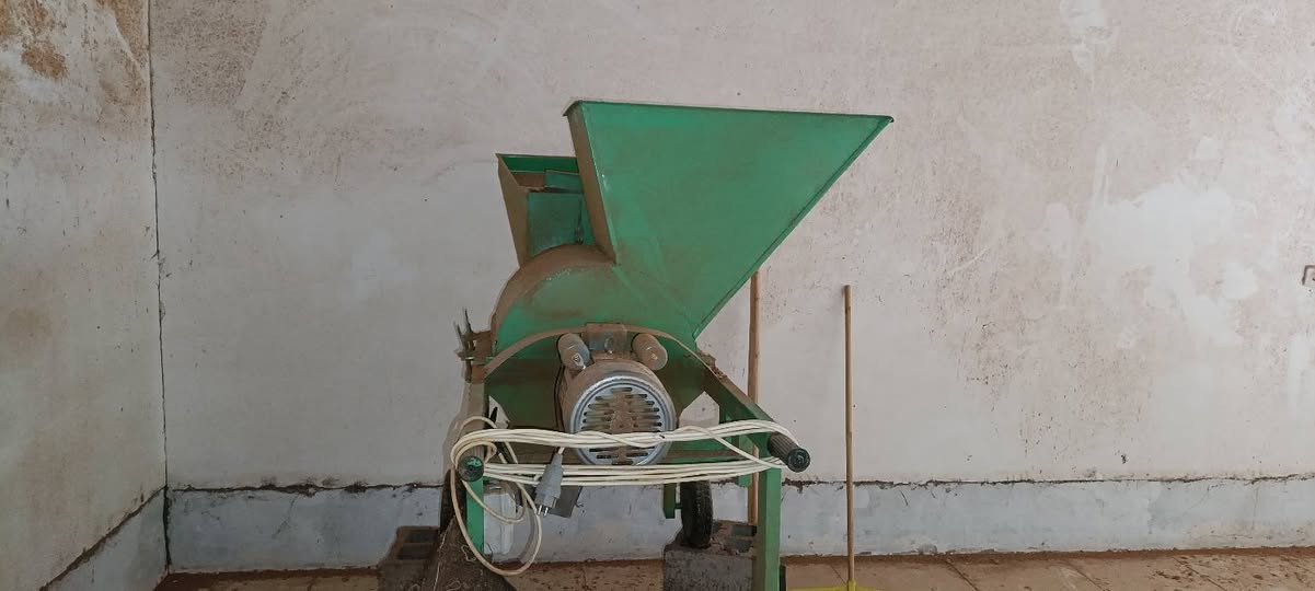 ئەکاکوتەکارەبایە  بۆفرۆشتن دووبەشە بەشێکیان کاکوتەو بەشەکەیترشیان ئاشە بۆهاڕینی گەنمو جۆو گەنمەشامی بەکاردێت سعری 600 هەزارە ژ.م ***********
