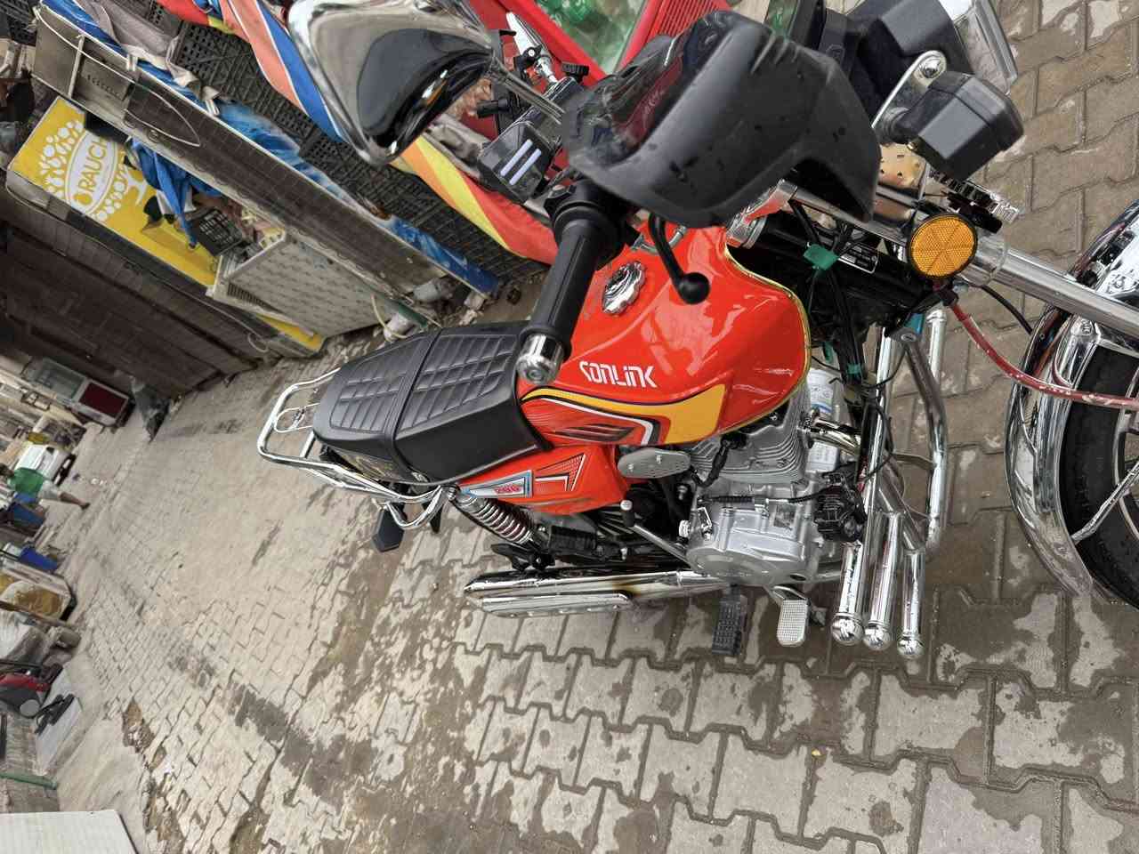 سلام عليكم دراجه ايراني موديل 25 اخت الجديد منزلها رمبه  علا أيدي اوراقها كامله السعر 950 وبي مجال والدراجه مماشيه هواي هذا رقمي ***********
