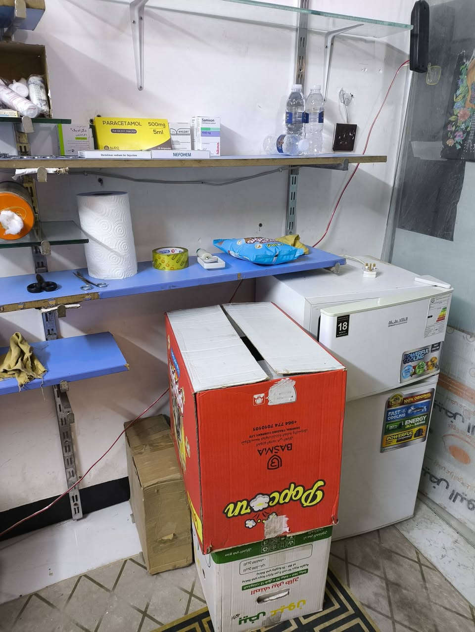 للبيع ثلاجه وميز مكتب وسديه مريض اتصال ***********
