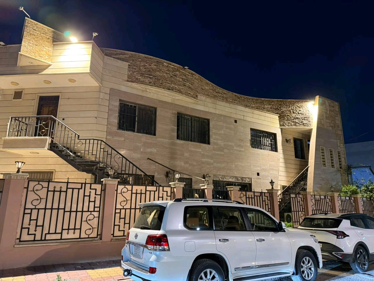 سلام دار للبيع مساحة الدار ١٥٤متر ركن على شارعين قريب جامع الشواف محلة 616
لتصوير لاول للبيت للطابق لارضي غرفتين نوم كبار 
ومخزن وحمامين ومطبخ كبير وصاله واستقبال
وجلسه عربيه وغرفة لوندري
ومناور ثنين
 وتصوير ثاني للشقه غرفتين نوم وصاله ومطبخ وحمام.. لشقه الثانيه  (غرفتين نوم)وصاله ومطبخ وحمام 
بي كراج سرداب اربع سيارات
 لسعر المتر الواحد42$
 للتواصل ***********