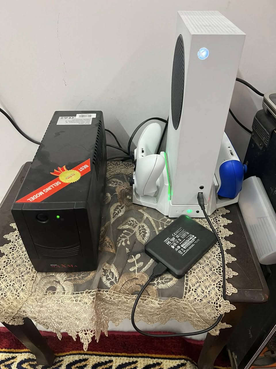 اكس بوكس سيريس اس
نضافه ٩٠ بلميه 
وياه جويتك ٢ 
يوبي اس 
هارد واحد تيره 
بنكه وشاحنه تجوستكات نفس الوقت 
بي اللعاب مملوكه تكدر تلعبهن اشتراك مثل ما موضحه بلفيديو
وباقي التفاصيل مذكوره بلفيديو 
رايده ٥٠٠ الف
***********
