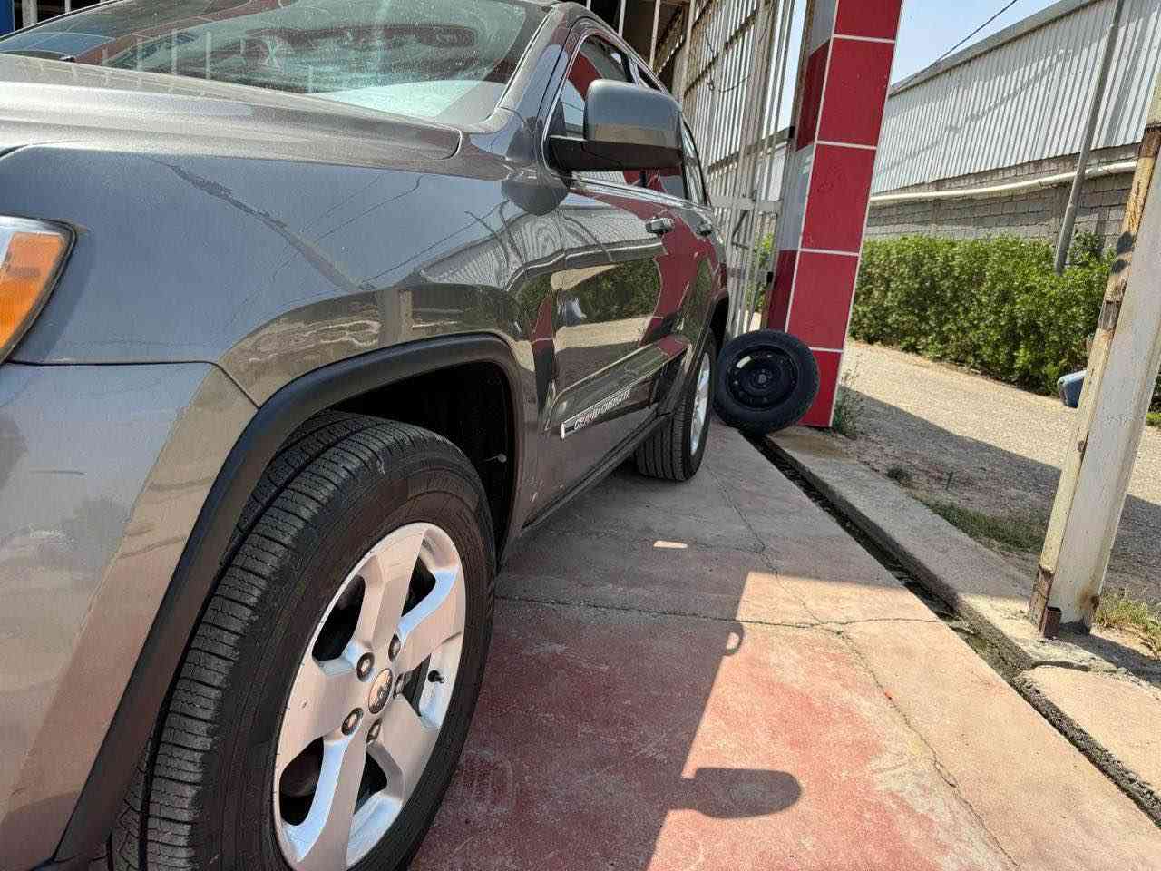 سلام عليكم 

جيب 2012 لاريدو وارد امريكي كلين 

مواصفات لاريدو
بانوراما 
جلد بيجي
بصمه +بصمه ابواب
شاشه كبيره 
كامره
حساس  خلفي
فول تحكم ستيرن
كشنات كهرباء
قطعتين تبريد
محرك6سلندر
فور ويل
سياره جاهزه  محرك كير تبريد خير من الله 
تخم تاير جديد
باتري جديد
لاستفسار 
***********

*********** أربيل, العراق
