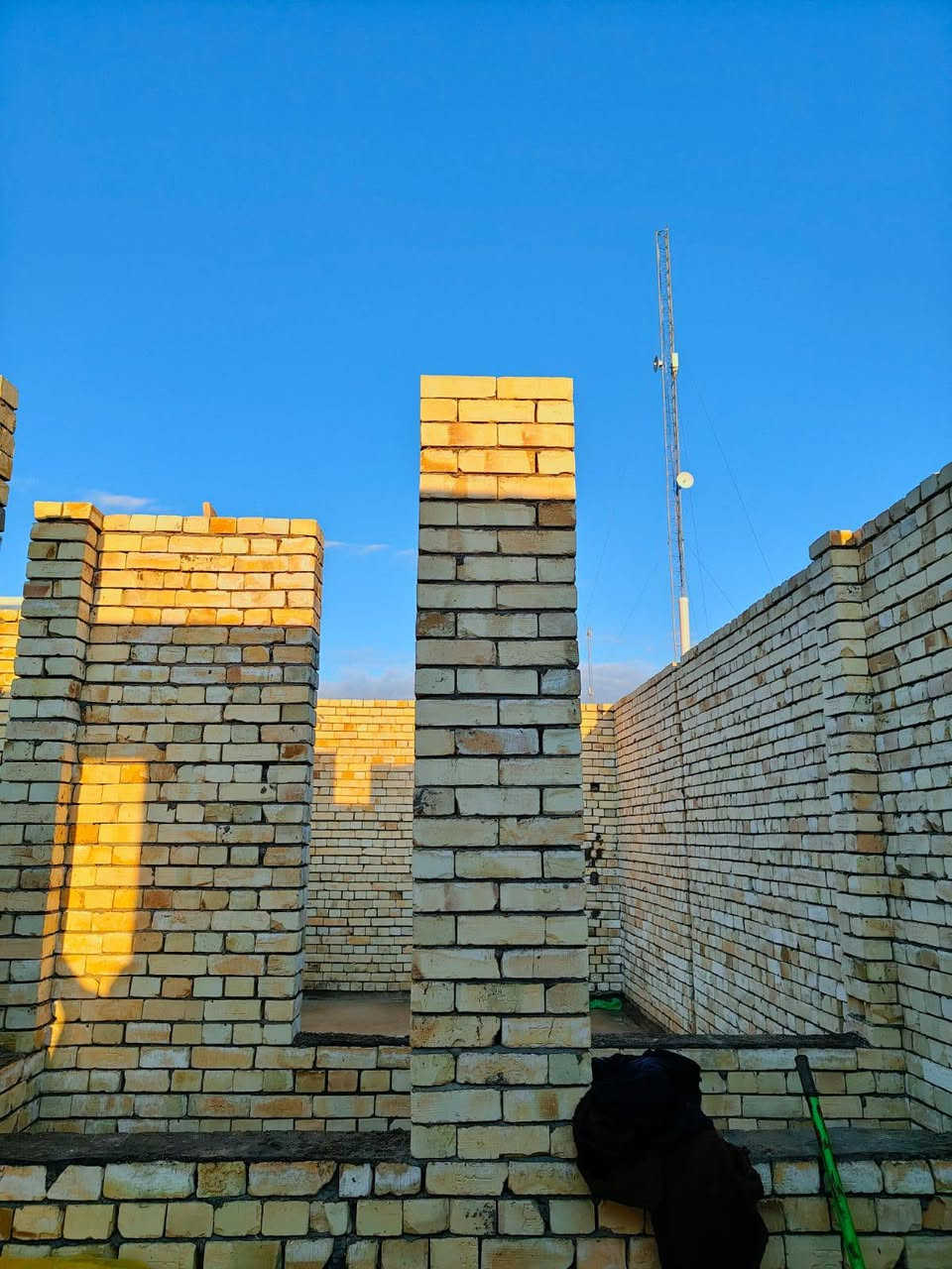 يا الله
السلام عليكم خلفه بناء متفرغ حالين 
شغل نضيف ستلام مهندس 
بلوك ثرمستون طابوك صب ارضيات 
عمل مقرنص بأنواعه 
***********
ابو محمد البناء
