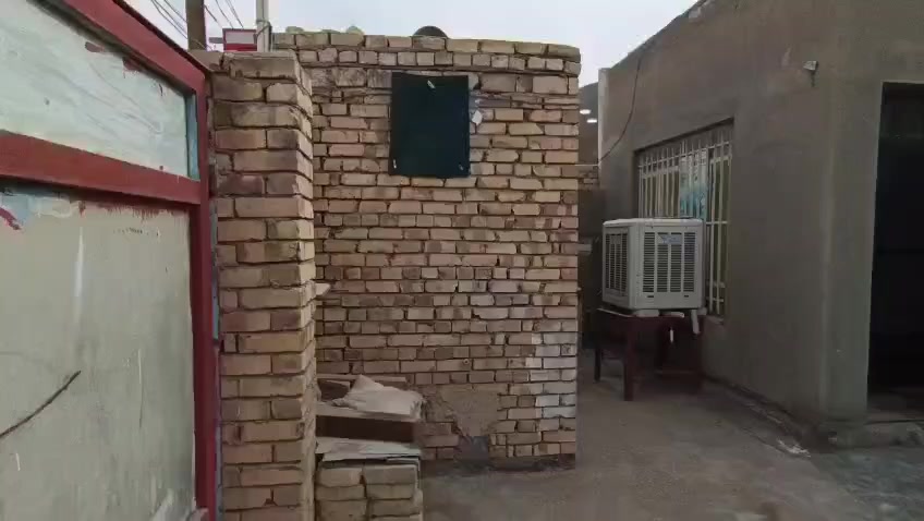 بسم الله الرحمن الرحيم 
بيت زراعي للبيع 
صوب الشويلات منطقة الحي الصناعي 
قرب الشهداء 
غرفتين وصاله ومطبخ وديوانيه 
 وصحيات داخلية وخارجية 
بناء طابوك 
رباط على الأبواب والشبابيك 
السكف عكادة 
حديقه جدآ كبيرة
المساحة 300متر 
السعر وباقي التفاصيل على الخاص 
او الاتصال على الرقم الموجود بالاعلان 
***********صاحب البيت 
#هادي_الحجيمي
