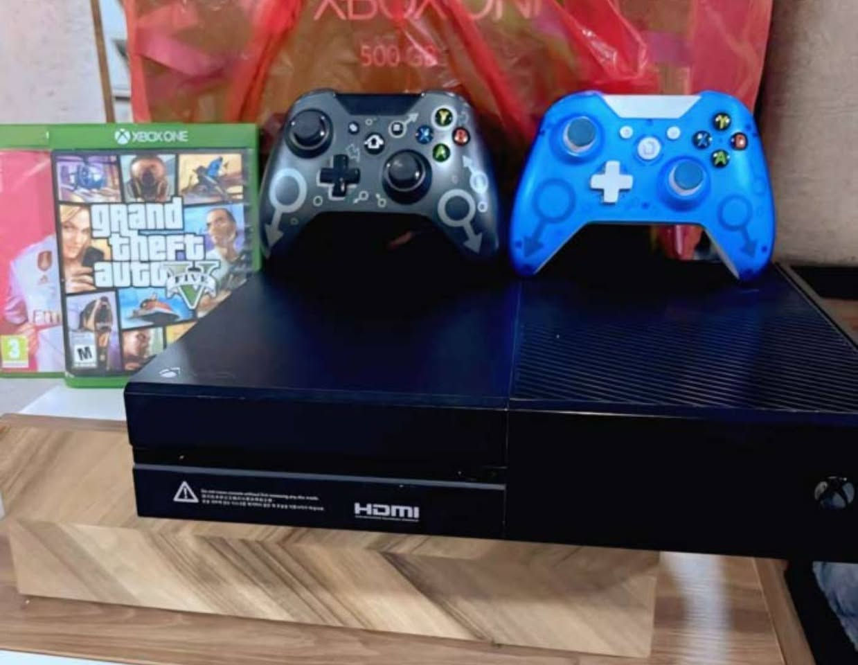 اكس بوكس وان
جهاز نظيف وكامل ملحقاتة ذاكرة 500 وياه قرصين وحساب مشترين بي العاب ما مفتوح بعده بلاصق ضمان الشركة

كامل ملحقات + جوستكات ثنين

السعر (160) او مراوس مع موبايل

البصرة الزبير 

***********
