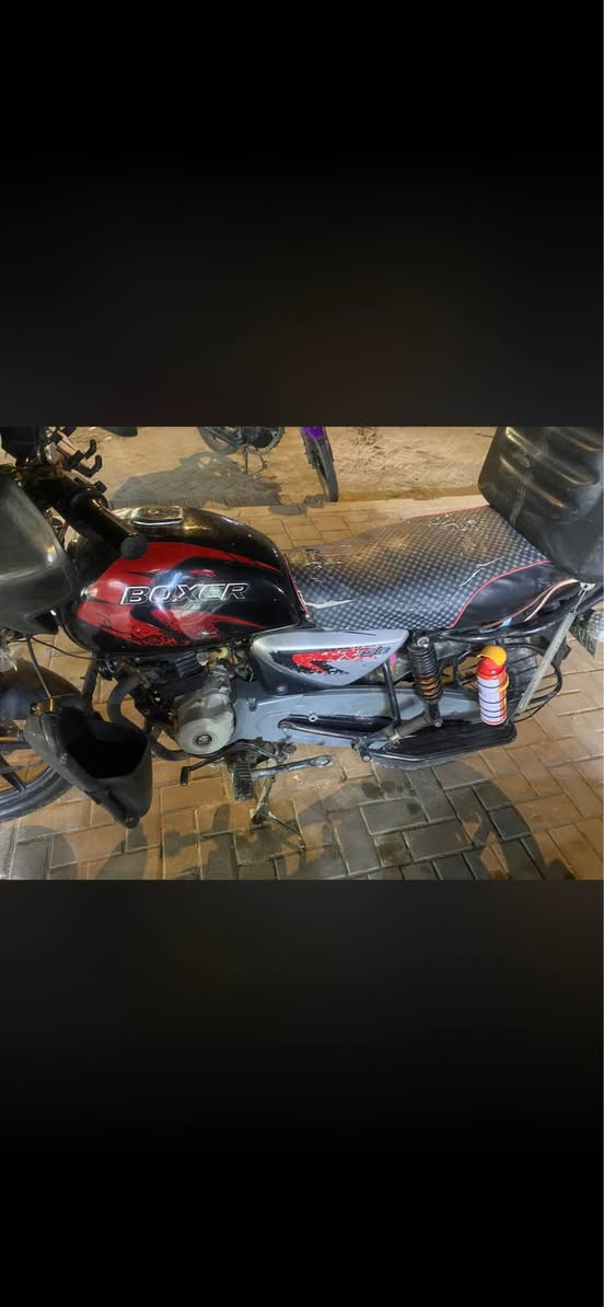 دراجة بوكسر موديل2023 
مكينه مجفته بعدها عل سحك دراجه خير من الله واي نقص ما بيها
مزودة بهواي شغلات مثلا :
لايتها مبدل زنون اصلي ١٠٠٪
جامة امامية
جامه تزويد3
فدراليه اماميه
بك لايت تزويد عل شكل قلب 
شاحن usp
ستاند تلفون1
شاشه كاربلاي اصليه 
صندوق + سستم كامل اصلي الماني
درع امامي
واقيات يدات ٢
طفاية حريق صغيره
اشاير تزويد لد اصلي
تايرات جدد
الدراجة مرقمه بغداد تحويل ثاني يوم
سعره2،3000 وبيها مجال قليل
مكاني بغداد البلديات رقم واتساب *********** بغداد, العراق
