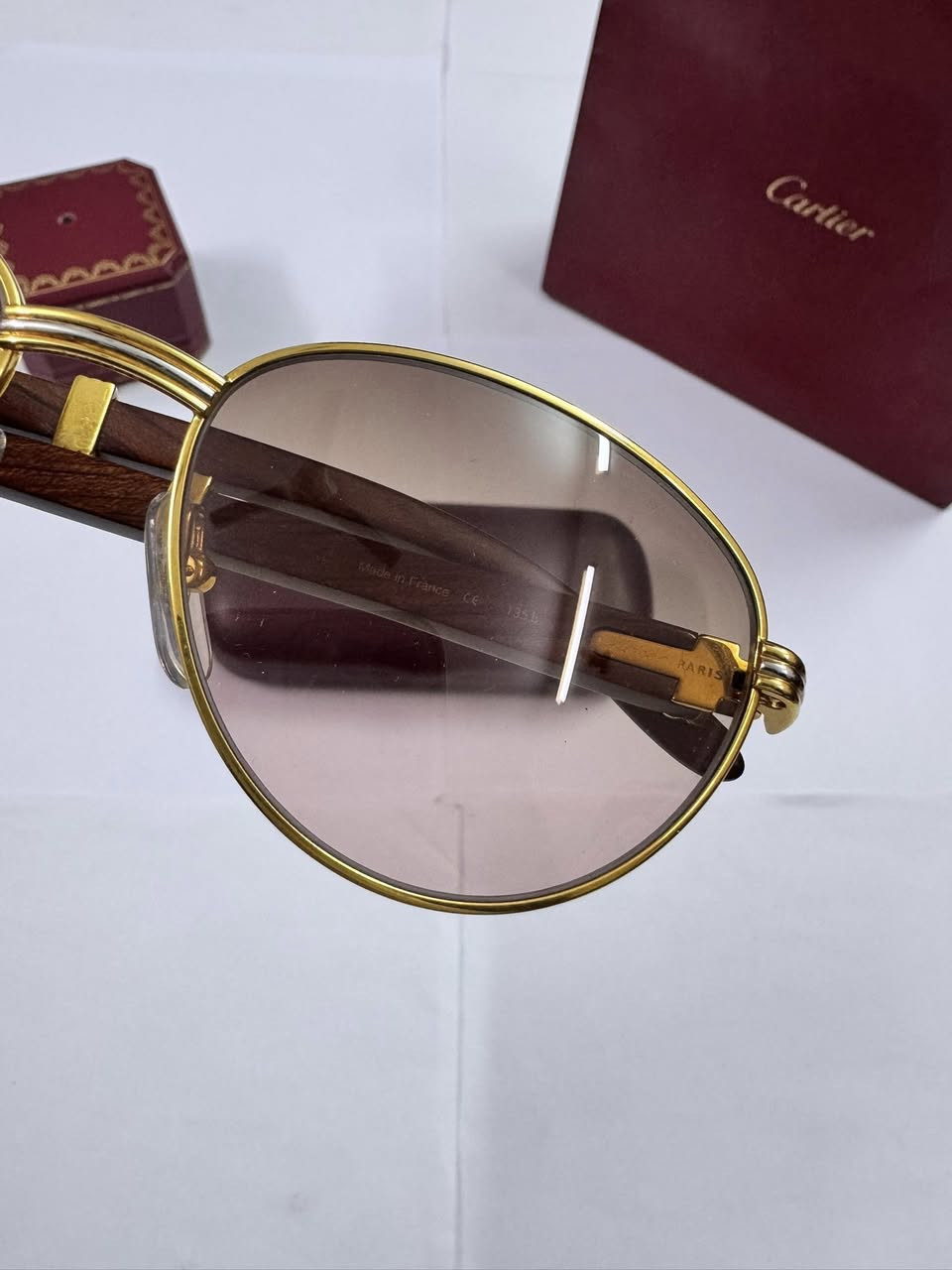 #نوادر
نظارة كارتير خشب (Première de Cartier)
النظارة الأولى في العالم 
اغلى أنواع الكارتير
تحفة فنية تجمع بين الأخشاب الطبيعية الفاخرة (مثل خشب الزبرانو أو السانتوس) واللمسات الذهبية (طلاء ذهب سميك 18 قيراط).
من دار الأزياء الفرنسية الشهيرة Cartier
قياس 54 / 17
نظافة ممتازة جداً 
التواصل خاص


**إذا كنت صاحب هذا الإعلان وتريد حذفه لأي سبب، رجاءا أرسل رسالة إلى الدعم الفني**