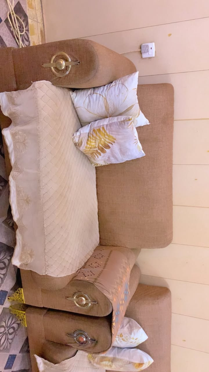 السلام عليكم تخم ١٠ مقاعد اشتريته ب ٩٠٠ رايده ب ٤٠٠ وبي مجال بسيط تخم مابي اي ضررر اخو جديد والفرشه مال تخم ويا الاستفسار ***********
