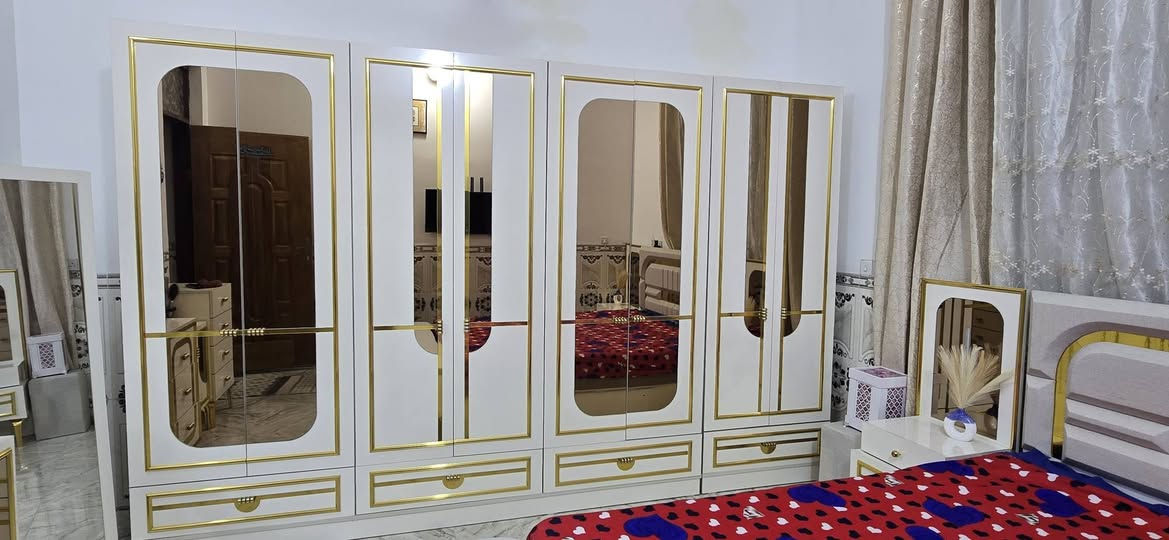 السلام عليكم غرفة اخشاب تركيا رزنة درجة اولى لون ابيض 10 قطع فقط منصوبة صار شهر من اخذتها مكاني بغداد سعر 1549 وبيها مجال *********** واتساب .
