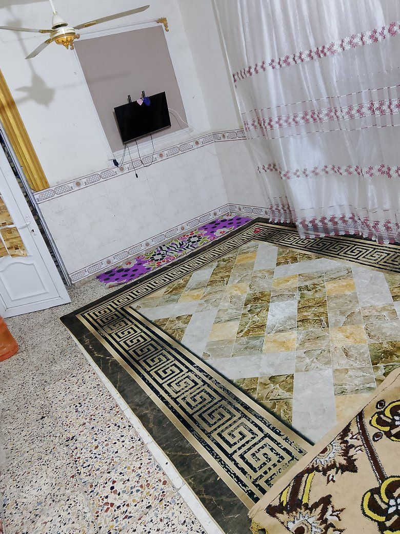 السلام عليكم دار للبيع طابو.صرف مساحة 100 مربع واجهيه 10نادر الثالثه
 تاجيه للستفسار الاتصال علا الرقم ***********
