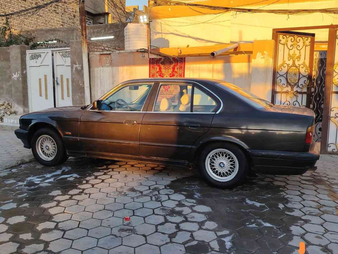 BMW كير عادي محرك مفتوح بيها ضربه حاملغ كدام جها السايق غرفه جديده مخرك كير جدد حاويه حداديه وره كدام جديده كربأيات كلها شغاله سعرها ٤٢ مكان سياره نجف للستفسار ***********
