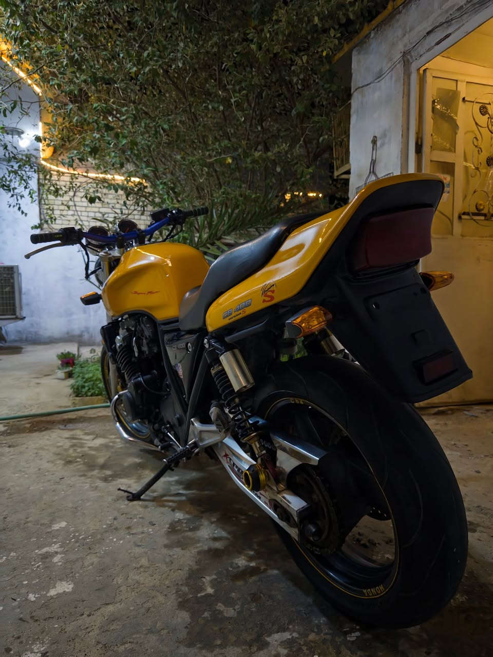 طحة cb400cc موديل جيل اول الدراجه نضافتها كدامك بالصوره والحقيقه بعد احلى الاول والثاني والثالث بطناش على شرط اوراق كامله ومدفوع الكمرك مالتها يعني تقدم معاملة ترقيم كبل مكان الدراجه بابل الحلة 
السعر 15 ورقه ***********

