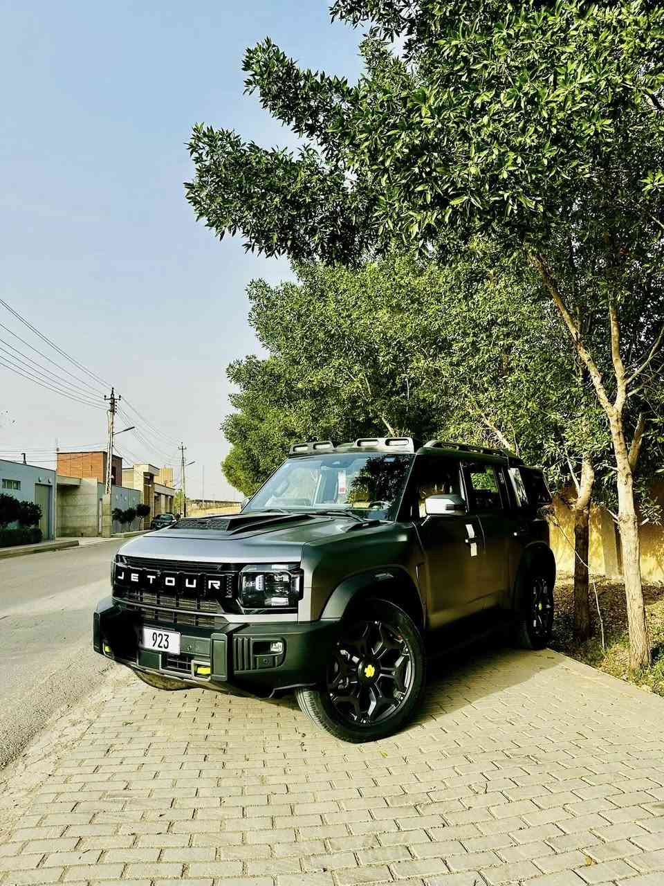 جيتور T2
الموديل: 2025 (هارلم)
العداد: 30 الف كم قابل للزيادة 
رقم مميز / 923
اللون: السلفر (المات المميز) 

المحرك: 4 أسطوانات L 2.0 تيربو 254 حصان 
عزم الدوران (نيوتن-م): 390
ناقل الحركة: اوتوماتيكي دبل كلاتش من 7 سرعات
نظام الدفع: نظام دفع رباعي متطور من BorgWarner

الضمان الأساسي: 6 سنوات وعداد كيلومترات مفتوح
ضمان المحرك: 10 سنوات او 1،000،000 
بعدها داخل الضمان و الصيانة كلها داخل الشركة 

المواصفات:

*فتحة سقف بانوراما 1.1م
*إطارات قياس 20 إنچ
*الصندوق شفط
*الشباك الامامي المضاء  بجيتور 
*مثبت سرعة مع رادار تفاعلي
*نظام القيادة شبه الذاتية
*نظام الكبح التلقائي في حالة الطوارئ
*نظام تحذير الاصطدام الامامي والخلفي
*كاميرات محيطية 540 درجة
*حساسات أمامية وخلفية
*نقطة عمياء
*نظام تحذير مغادرة المسار
*نظام المساعدة للبقاء في المسار
*شاشة التحكم بقياس 15.6 إنچ
*شاشة القيادة بقياس 10.25 إنچ
*نظام صوتي متطور 12 سماعة من Sony
*نظام أبل كاربلاي وأندرويد أوتو لاسلكي
*نظام اوامر و تحكم صوتي
*مقصورة الركاب من الجلد الفاخر والكنتارا
*مقعد السائق والراكب كهربائي
*مقاعد السائق والراكب مبردة
*مقاعد السائق والراكب مزود بذاكرة لحفظ 3 وضعيات الجلوس
*إنارة ترحيبية مع إنارة محيطية متعددة الالوان
*عتبات الأبواب مضيئة
*مصابيح أمامية وخلفية أوتوماتيكية LED 
*التكيف التلقائي للضوء العالي
*نظام تقليل الضجيج النشط مع زجاح مزدوج
*المرايا الجانبية قابلة للطي كهربائياً ومدفئة
*دخول ذكي و تشغيل عن بعد
*خاصية إغلاق نوافذ وفتحة السقف عن بعد
*شاحن هاتف لاسلكي سريع
*نظام تنقية الهواء PM2.5 وفلتر N95
*مسند الذراع الوسطي مع ثلاجة
*انماط قيادة متعددة للطرق الوعرة
*وسائد هوائية امامية و جانبية عدد 6
*ماسحات الزجاج الأمامي مع حساس للمطر
*دوسات جانبية
*نظام الفرامل الأوتوماتيكي Autohold
*نظام التحكم بنزول المنحدرات
*نظام المساعدة لصعود المرتفعات
*نظام مراقية ضغط الاطارات
مكان السيارة بغداد /فقط رصيد (   ***********) (***********فقط واتساب
للتفاصيل اكثر الاتصال
