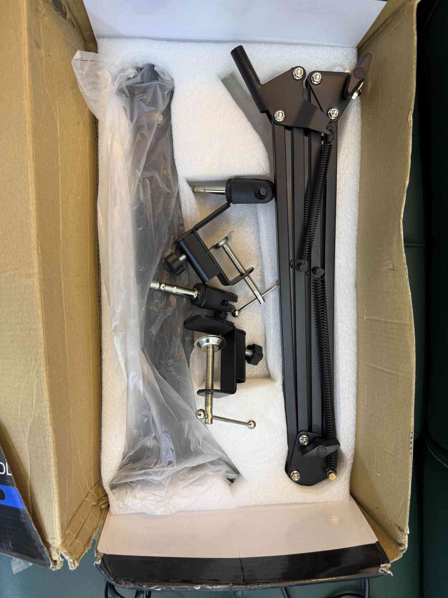 ⸻

🎙️ بكج تسجيل احترافي كامل للبودكاست والبث المباشر 🔥

جاهز تستفاد منه بكلشي — تسجيل، غناء، بودكاست، بث مباشر أو ستريم 🎧

🔹 المواصفات:
 • مايك كوندنسر عدد 2
 • كارت صوت احترافي 🎚️
 • ستاند ثابت + صوند كارد + فلتر هواء
توصيلات مع هتفون
 • كل الملحقات الأصلية جاهزة داخل البكج جديد غير مستخدم

✅ صوت نقي وواضح
✅ سهل التركيب
✅ مناسب للمبتدئين والمحترفين

💰 السعر: 40 الف
مكاني بغداد الدورة
***********
*********** بغداد
