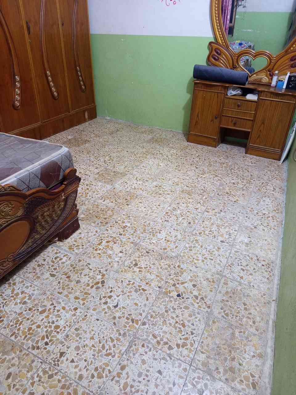 السلام عليكم دار حي المطاط طابو صرف عله شارع 20 مقابل الجامع الهيكل مباشر مساحه 200 تحتوي 3 غرف نوم مطبح صاله ستقبال + مساحه 50 متره ساحة البيت تصال ***********
