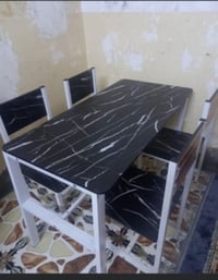 ميز طعام • ٤ كراسي • استعمال قليل