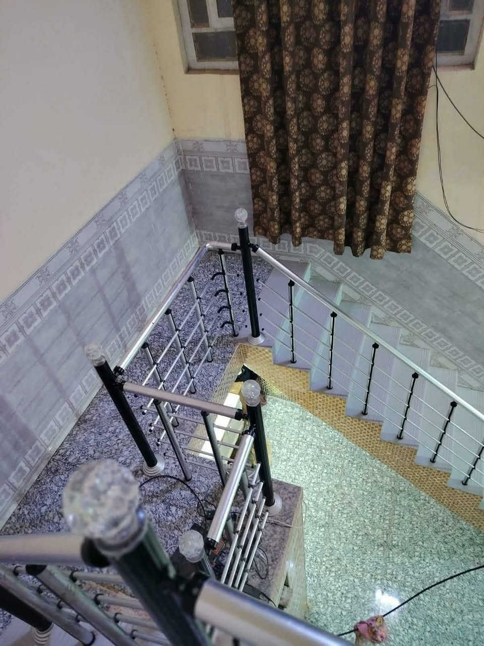 ​🏡 بيت حديث للبيع - الحلة (حي البكرلي الرابعة) 🤨
بيت مميز، نظيف جداً، وبناء حديث متكامل الخدمات، 

​📌 تفاصيل العقار الأساسية:

​المساحة: 200 متر مربع.

​النوع: صلاح زراعي (مضمون: مرفوع اسمه للبلدية عن طريق مؤسسة الشهداء).

​الحالة: بناء حديث، البيت كلش حلو، نظيف، ومرتب جداً.

​🧱 التصميم الداخلي (تقسيم الغرف):

​الطابق الأول: استقبال + صالة واسعة + مطبخ + غرفتين نوم + الملحقات الصحية.

​الطابق الثاني: غرفة نوم + صالة.

​⚡ الخدمات والموقع:

​الخدمات الأساسية: ماء + كهرباء مستمرة + شبكة مجاري متكاملة.

​الخدمات الإضافية: خط مولد ذهبي.

​الشارع: القرب من التبليط مسافة 6 أمتار فقط.

​💰 السعر وطريقة التواصل:

​السعر: 49 مليون دينار عراقي (وبي مجال قليل للشراي الطيب).

​المكان: بابل - الحلة - حي البكرلي الرابعة.

​📞 للاستفسار ومعاينة البيت:

​للمزيد من التفاصيل والاتصال المباشر (أو المراسلة عبر الواتساب):

👉 ***********

​ملاحظة: يرجى الاتصال هاتفياً أو عبر الواتساب لسرعة الرد.
