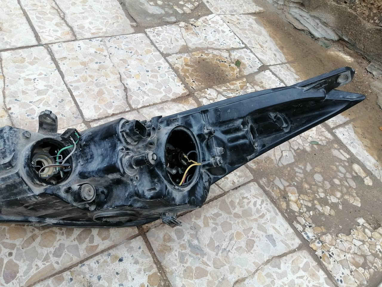 لايت النتره امامي صوب الأيمن وكاله شركه عوزه بس جام فيشه كامله وبلاجكتور دعاميه صوب الايسر وقباقه لايت للبيع الي يحتاجهن ***********
