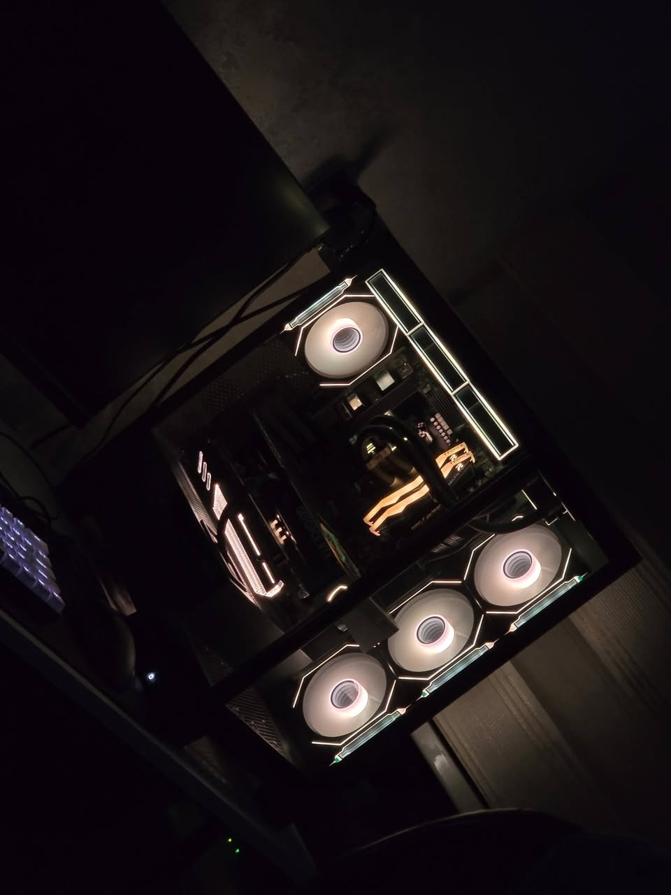 🔹 تجميعة PC كاملة للبيع 🔹

🖥 مواصفات الجهاز:

- GPU: MSI RTX 5070 Gaming Trio OC (3 Fans)
- CPU: AMD Ryzen 5 7600
- Motherboard: MSI B650-S WiFi
- RAM: T-Force 32GB DDR5 6000MHz
- SSD: WD 1TB Gen4 M.2 NVMe
- PSU: FSP VITA GM 750W 80+ Gold Full Modular PCIe 5.1
- Cooler: Thermalright 360mm Liquid Cooler
- Case: SAMA SV1 Black

✅ التجميعة بحالة ممتازة ونظافة الجديد.
✅ الاستخدام لفترة قصيرة لا تتجاوز عدة أشهر.
✅ جميع كارتونات القطع وملحقاتها متوفرة.
✅ جميع القطع ما زالت ضمن فترة الضمان.

سبب البيع: عدم التفرغ للاستخدام.

💰 سعر التجميعة: 2,650,000 دينار عراقي.

ابيع الكيس كامل ما ابيع قطع منفصلة

🔹 تتوفر بقية قطع السيت أب للبيع بشكل منفصل:

- ⚡ UPS: Falcon Online 1KV — 120,000 د.ع
- 🖥 Monitor: Gigabyte M27Q 27" 2K IPS 170Hz — 250,000 د.ع
- 🖱 Mouse: Gravastar M1 Pro — 100,000 د.ع
- ⌨ Keyboard: Aula F75 Pro — 50,000 د.ع
- ⚡ UPS ثاني: High Power 2000 — 85,000 د.ع

📍 الموقع: ديالى / بعقوبة
🚚 لا يوجد توصيل.
📞 للتواصل عبر الاتصال أو واتساب:
***********
