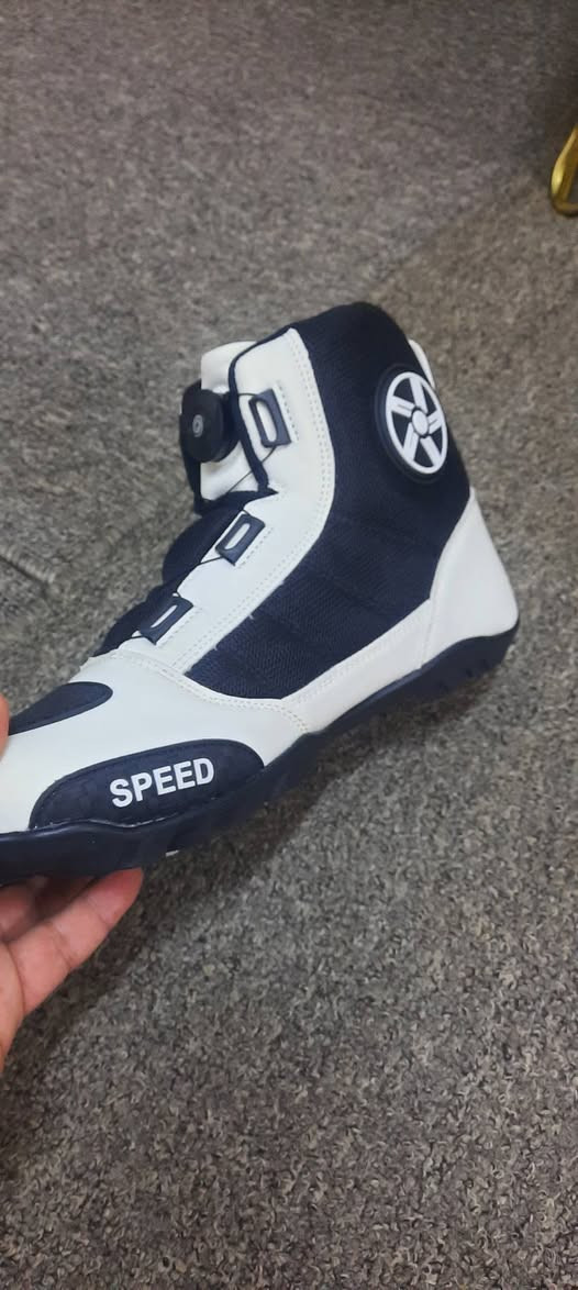 السلام عليكم اخوتي من رخصة صاحب الكروب
يتوفر عندي هذا حذاء دراجة نارية من طراز "Speed"، مصنوع من جلد الألياف الدقيقة والـ PVC والـ PU والمطاط والقماش الشبكي، ويتميز بنظام ربط S-lock/SLS سريع وآمن. 
قياسه ٤٣
السعر ٣٥ مع التوصيل
*********** واتساب
