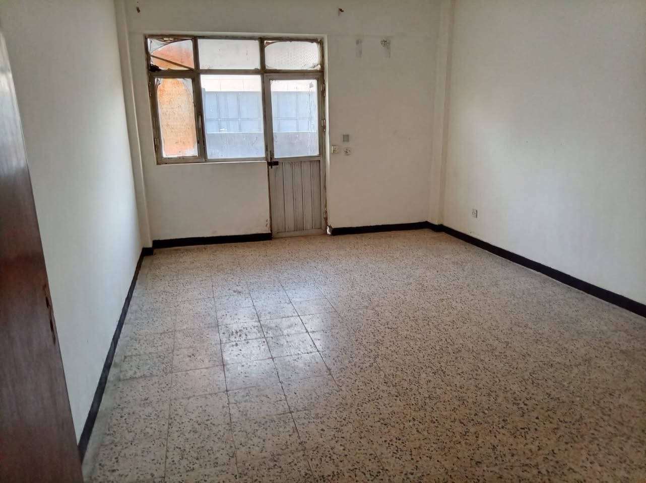 السلام عليكم
🔱شقه للايجارك🔱
🛑المساحه120م⚜️ 
📍شقه في الكراده خارج قرب قرية دجله
⚜️تحتوي الشقه⚜️
صاله وغرفه نوم كبيرة عدد 2و حمام ومطبخ وبالمرنان عدد2 للعلم ويوجد بارك لسياره وحارس للبنايه
للتفاصيل ولاستفسار اكثر الاتصال على هذا رقم
600الف 
-***********
-محمد العزاوي
