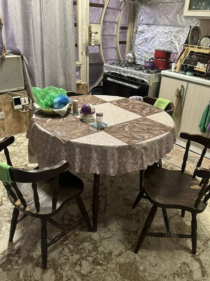 طاولة طعان مع ٦ كراسي تتكبر وتنفتح تصبح بيضوية الطاولة او تتصغر مثل هيك وتصبح دائرية 
سعر البيع 150 الف الطاولة و٦ كراسي
***********
