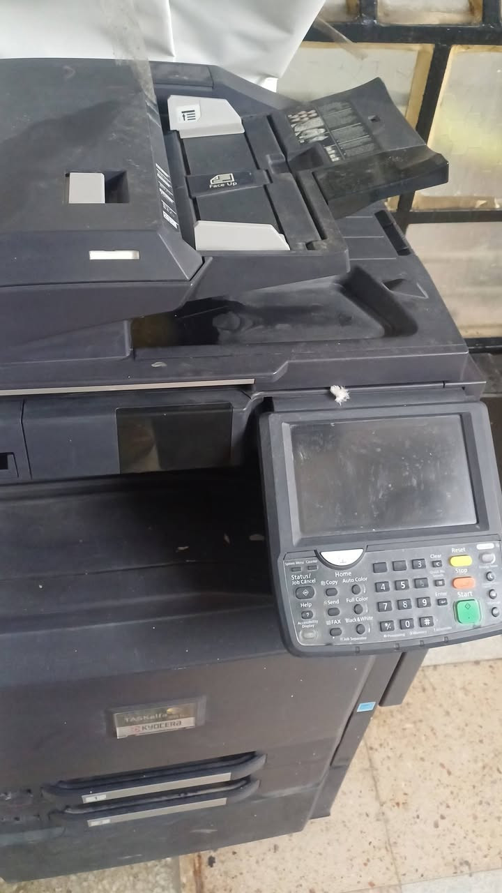 السلام عليكم 
يتوفر غراض معهد 
شاشة ذكية
رحلات 
ميز +كرسي +لوكر +طابعة+حاسبة
رفوف +باترينه 

الموقع بغداد
***********
