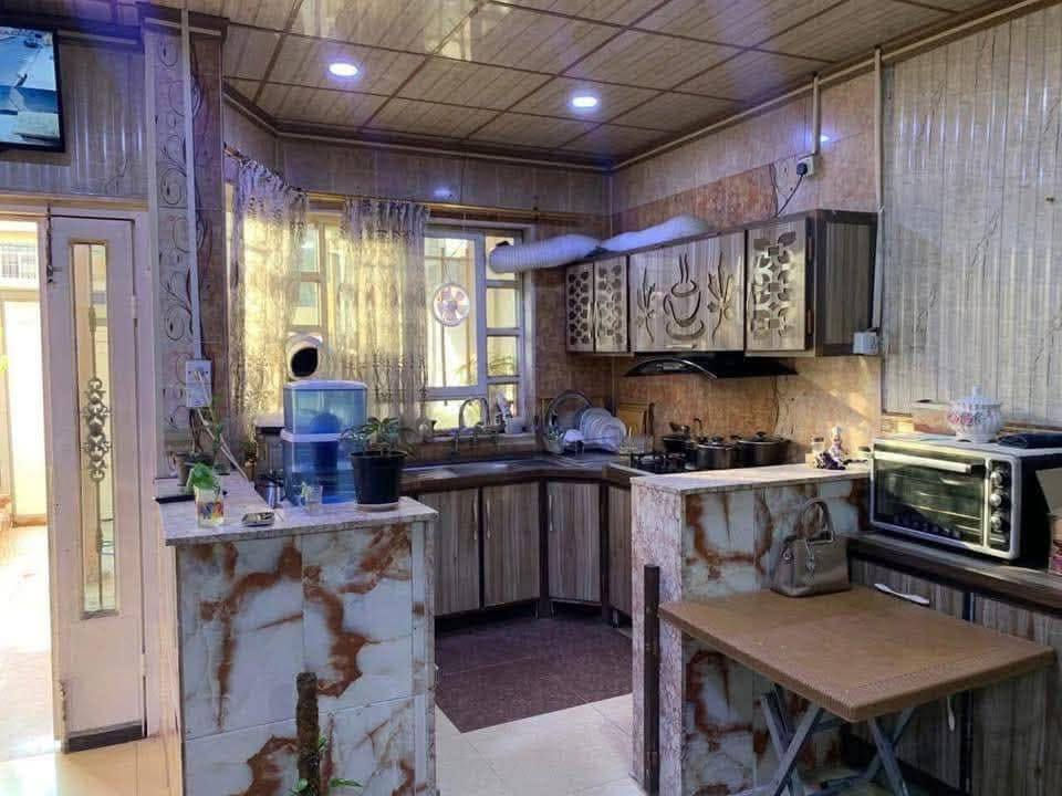 سلام عليكم 

بيت للبيع في حي المحاربين مربع الذهبي قرب روضه الفرسان قرب جامع ذياب العراقي 

بناء 90 محدث 2020 سند طابو الزهور شرط التحويل 

مساحه البيت 200 متر واجها 10 متر عمق 20 متر 

يحتوي البيت ع استقبال وهول وغرفتين نوم ومطبخ حار وبارد وصحيات خارجي وداخلي وكراج سياره وحديقة 

طابق الثاني هول و3 غرف نوم وصحيات ومناور ومخزن وبيتونه 

يحتوي البيت ع 

نظام كاميرات 

نظام سبالت 

نظام غسالات

ملاحظة هدية مع البيت 4 سبالات والكاونترات 

للاستفسار عن سعر البيت الاتصال ع الرقم وبي واتساب   -   *********** ,,,,,***********
