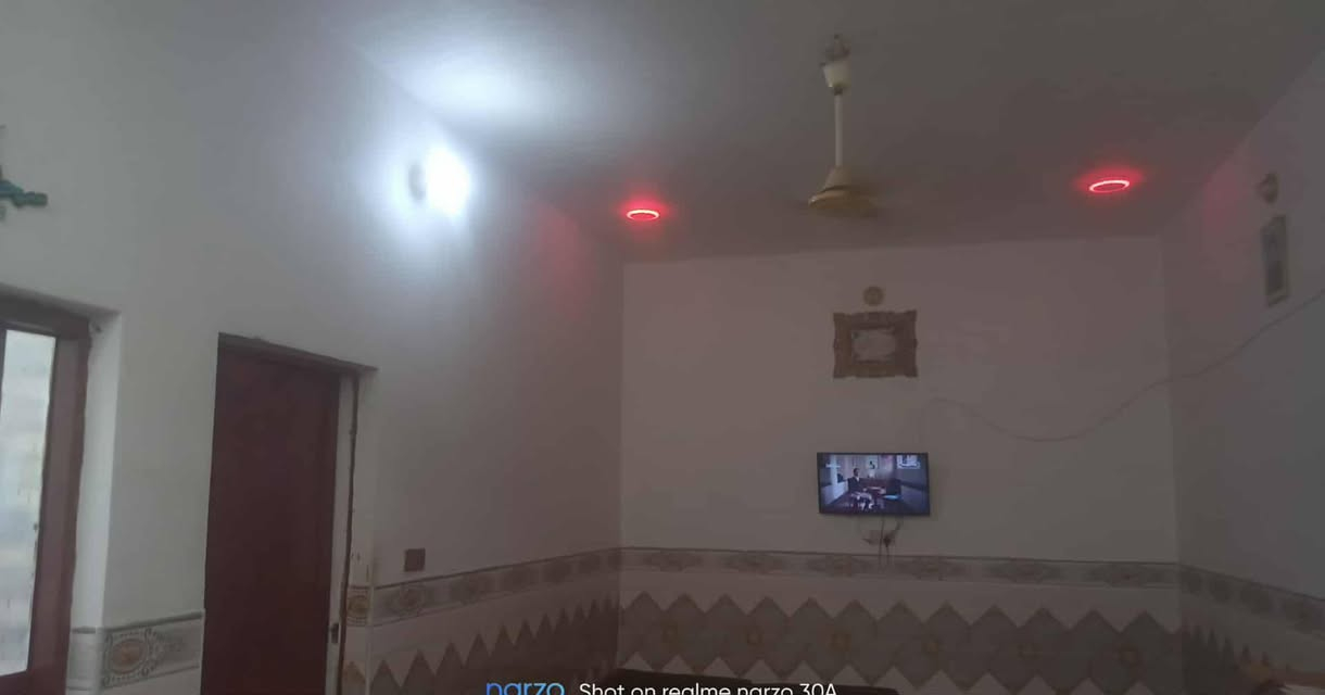 بيت جديد البيع قريب على شارع تبليط كافت خدمات مساحة 250,متر منطقة سميلات بي غرفتين  وصاله ومطبخ وديوانيه الاتصال ***********
