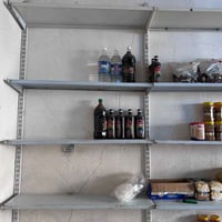 رفوف جدارية حديد مع عارضة رفوف وسطية أيضاً حديد للبيع للاستفسار على ال...