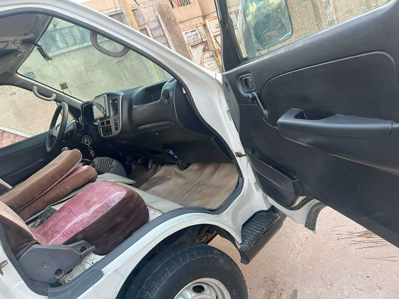 نيسان للبيع
موديل ١٢
كيرها بي صوت فقط 
دوشمة عام 
تخم تاير 
(سيارة بيها صبغ الأرباع الخلفية مؤشرة بالفيديو )
***********
السعر 
110وبيها مجال للعملة
