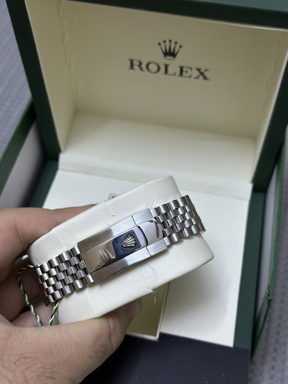 ارخص سوبر ماستر قطعه اصليه سوبر ماستر اوتماتيك قفل رولكس الاصليه مكينة ياباني مع كارت الضمان والعلبه الاصليه نظافه مية بالميه مصنوع من الستيل  قطعه مكينه ياباني وضمان بيها سنتين وسعرها / 65 الف 
يوجد توصيل لكل محافظات *********** 
شرط تاخذه وين ماتروح تقيمها إذا من ورقه وفوك شرط
