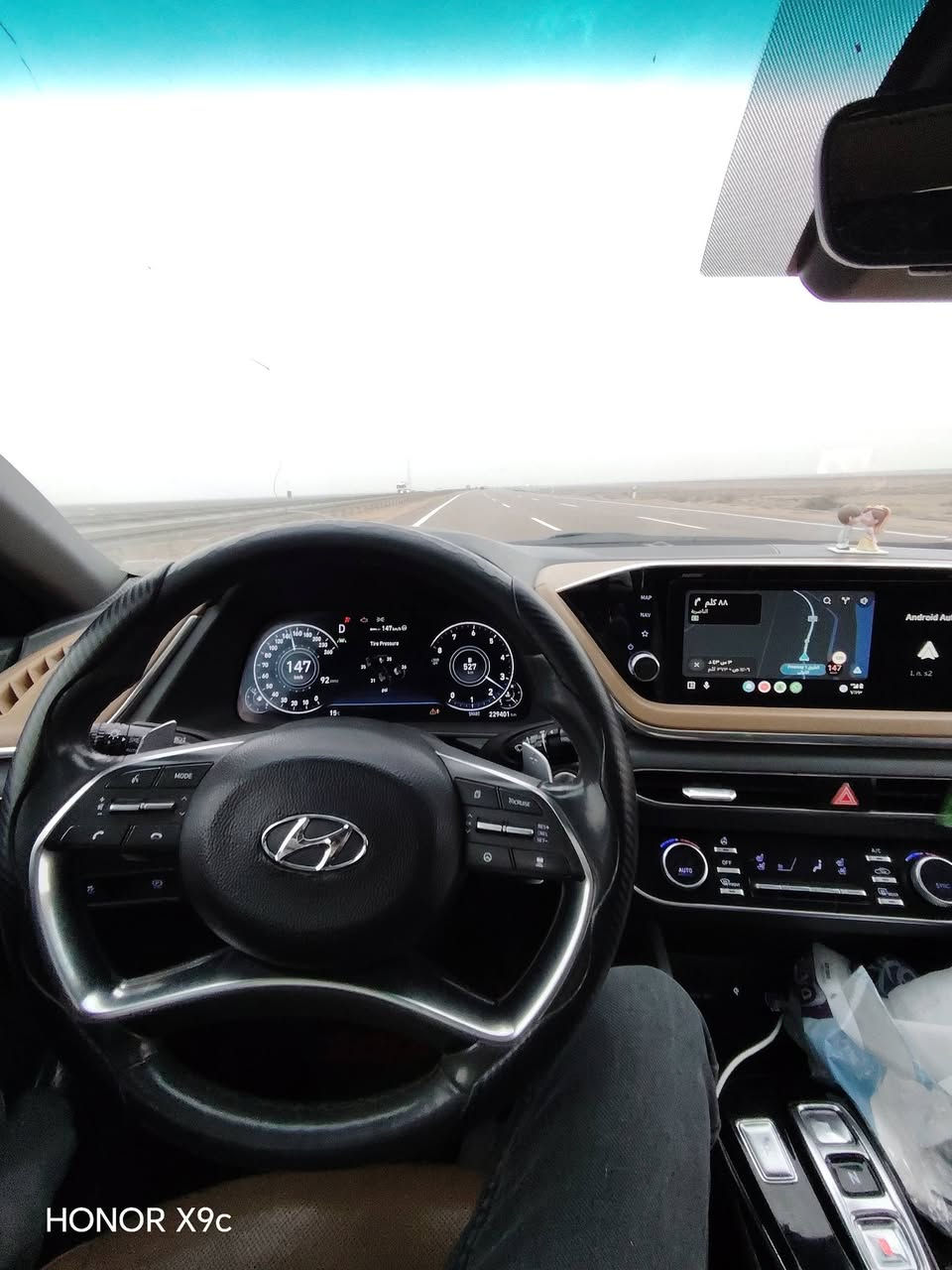 سوناتا مديل 20لمتدد سياره مجفيه معمره فول للخير/
بصره  ***********
سعر 120
محرك 1.6 لتر توربو (في بعض الطرازات): بقوة 180 حصان وعزم 264 نيوتن متر.
ناقل الحركة: أوتوماتيك 8 سرعات (مع مبدلات سرعة خلف المقود في التوربو).
استهلاك الوقود: 14.9 كم/لتر.
التجهيزات الخارجية:
إضاءة LED كاملة (أمامية وخلفية).
جنوط ألمنيوم مقاس 18 أو 19 بوصة.
سقف بانورامي زجاجي.
مرايا جانبية كهربائية بذاكرة.
التجهيزات الداخلية والتقنية:
مقاعد جلدية مع ميزة التبريد والتدفئة للمقاعد الأمامية.
شاشة عدادات رقمية مقاس 12.3 بوصة.
شاشة نظام ترفيهي لمس مقاس 10.3 بوصة تدعم Apple CarPlay و Android Auto.
نظام صوتي فاخر.
إضاءة محيطية داخلية.
شاحن لاسلكي للهواتف الذكية.
السلامة والأمان:
نظام رؤية محيطية 360 درجة (4 كاميرات).
نظام تفادي الاصطدامات الأمامية ورصد المشاة.
نظام النقطة العمياء وتنبيه حركة المرور الخلفية.
نظام المحافظة على المسار وتوجيه آلي.
نظام تثبيت السرعة الذكي.
ميزة الركن الذاتي (أوتو بارك).
التشغيل عن بعد.
الميزات الفريدة:
نظام "المفتاح الذكي" الذي يتيح تحريك السيارة للأمام والخلف عبر الريموت.
شاشة عرض البيانات على الزجاج الأمامي (Head-up Display).
