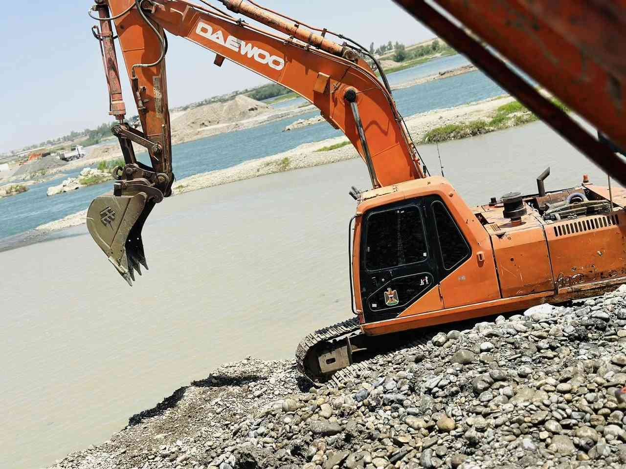 للبيع حفارا دايو 220 صخري منفيس مكان الموصل السعر 160 ***********
