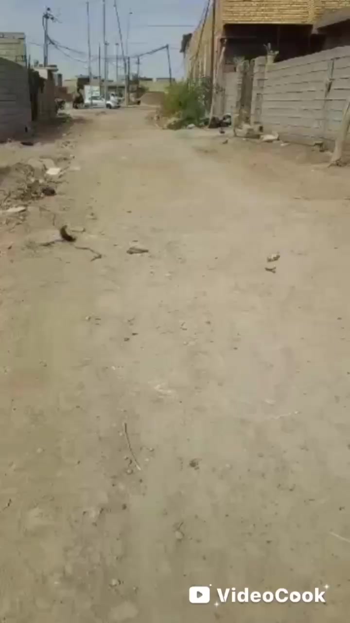 السلام عليكم دار مساحه 100متر قرب سيطرة الالبان قريب من الشارع التفاصيل بالمقطع الشراي يتصل ***********\***********
