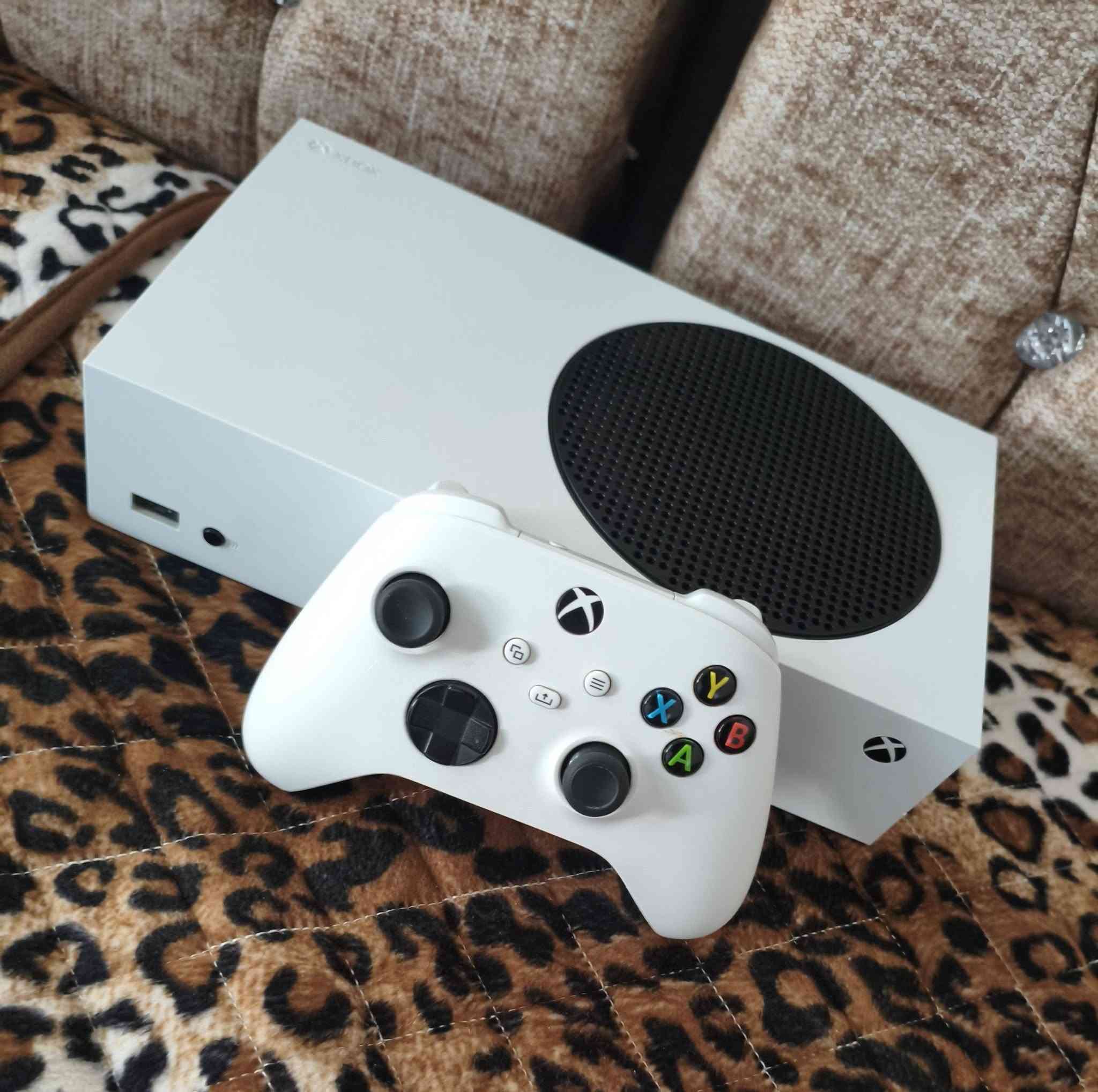 للبيع Xbox Series S (إصدار 2024) 🎮
✨ التفاصيل:
إصدار 2024
سعة 512GB
يجي مع يد وحدة أصلية
وياه ماوس + كيبورد
الجهاز نظيف وما بيه أي عطل
وياه حساب فورزه مهكر+حساب روكت ليق+هواي العاب مشتريهن مثل ماواضح بالصور
💰 السعر: (385 وبي وجال)
📍 الموقع: ديالى/ (الغالبيه)(توصيل كل المحافظات)
📩 للتواصل: خاص أو واتساب (***********)
