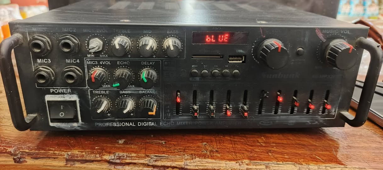 السلام علكيم جهاز صوت
شغال ومرتب وسماعات اني مغلفهن بقماش اسود
السعر 125 وبيه مجال 
عنواني الشعلة ***********
