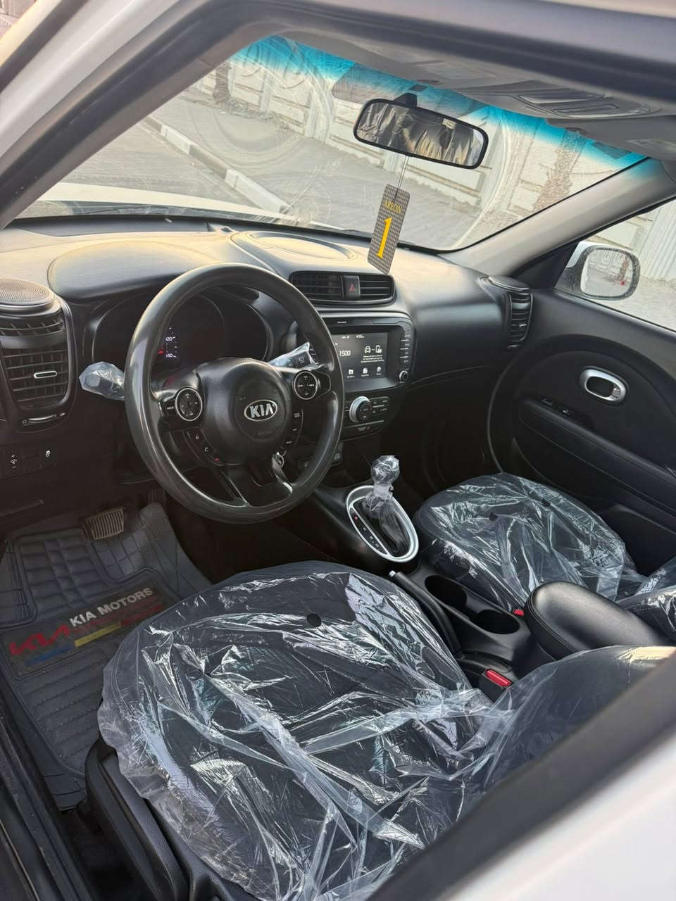 السلام عليكم 
كيا صول موديل 2019
رقم بصره تحويل سنويه ورقم جدد
وارد امريكي بنيد وخشم جاملغ.  
محرك 2000 شاشه جبيره تحكم ستيرن ماشيه 73m جاهزه السياره. تبريد كير محرك حداديه تخم تاير
شراي يخابر ع رقم
مكاني بصره

***********
