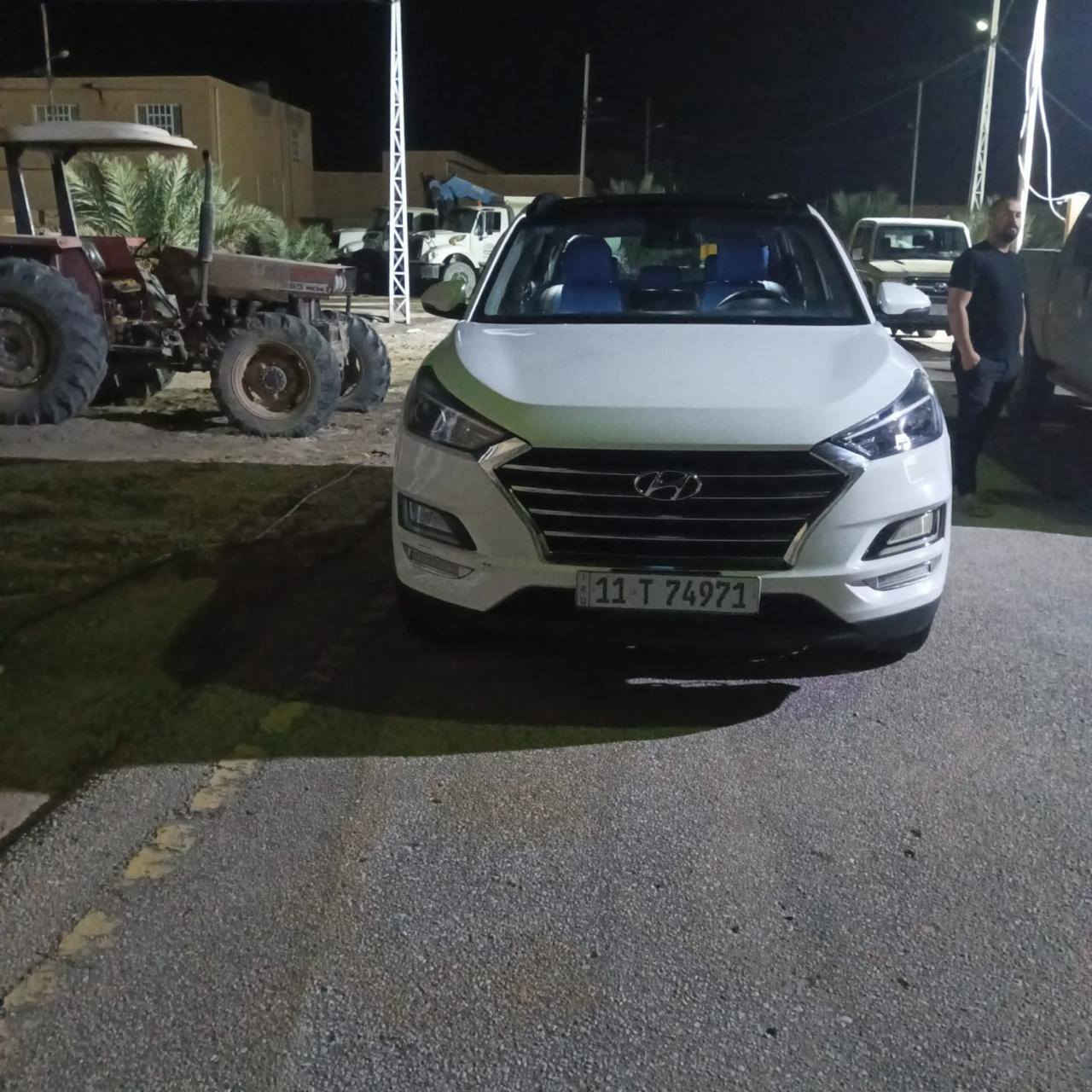 بيع مستعجل 
السلام عليكم توسان موديل ،2020 خليجي
شركه الكاصد فول مواصفات بصمه فتحه بانوراما 5 عدسات 
كشن كهرباء بيه ربع بنيد صبغ أو ربع الباب صبغ فقط وشبر بارد بلباب كير محرك مكفولاتت السياره جديده جديده بمعنى الكلمه 
رقم بغداد انكليزي جديد باسمي ماشبه 101 مكاني بغداد حي الجهاد السعر 176 وبيه مجال ماكو هيج سعر وبلعافيه ع ياخذه 
***********
