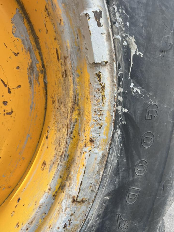 ويل وتاير حجم٢٨ جي سي بي السعر ١٥٠ الف بس لحيم وباج قوي .بغداد الشعلة ***********
