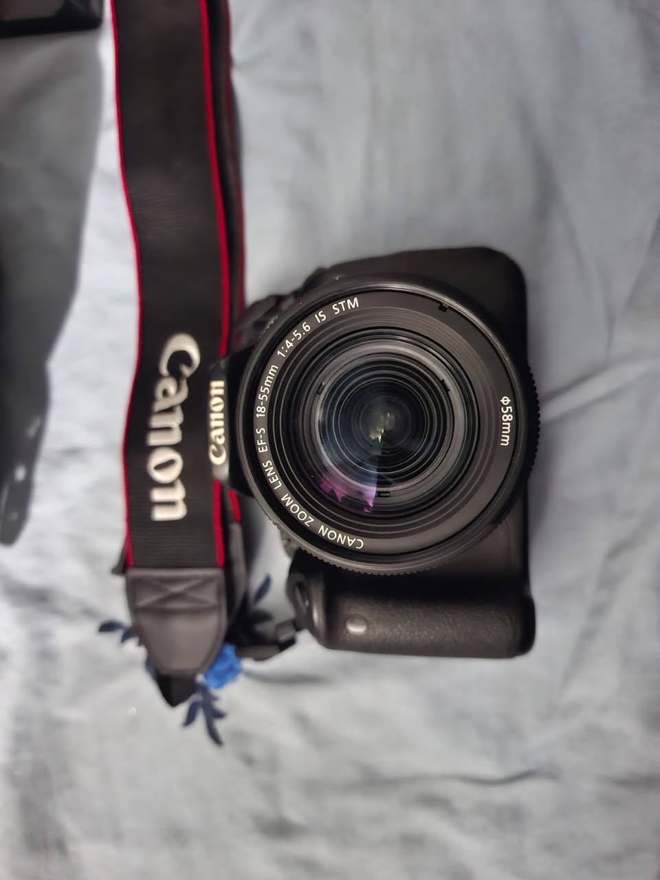 السلام عليكم كاميرا كانون 650d
شاشة Touch Screen متحركة (قلابة) تسهل التصوير من زوايا صعبة والسيلفي
​تصوير فيديو Full HD مع ميزة الفوكس المستمر.
​سرعة تصوير متتابع تصل لـ 5 صور في الثانية.
​الحالة: ( نظيفة جداً، بدون خدوش، استهلاك منزلي بسيط)
​الملحقات: (عدسة 18-55mm شاحن بطارية حقيبة، رام 
​السعر 400


**إذا كنت صاحب هذا الإعلان وتريد حذفه لأي سبب، رجاءا أرسل رسالة إلى الدعم الفني**