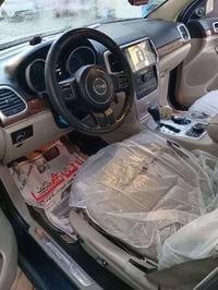 جيب كراند شيروكي خليجي محرك هيمي ٥٧٠٠ موديل ٢٠١١ لمتدد رقم بغداد الدول...