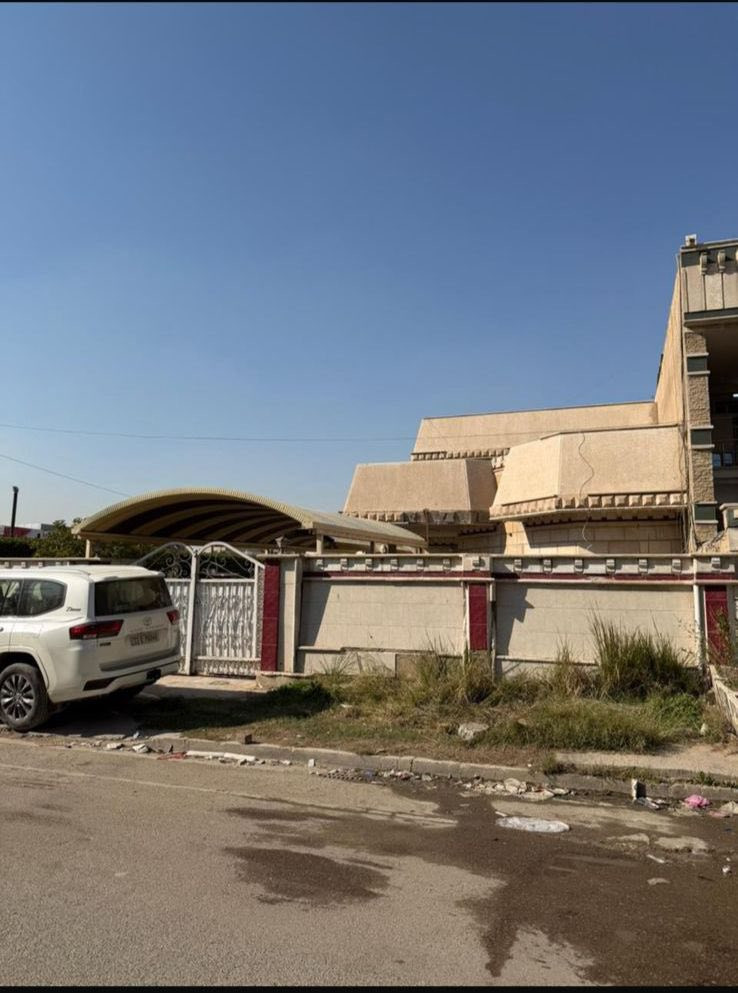 تحفه العقارللبيع للبيع/ المساحة 240 متر واجه 8
 مكان مميز تجاري على 3 اركان زيونه 710 شارع عريض ورصيف وبي تشجير حوالي 150 متر تصلح ان تكون بنايه مستقله اي استفسار ***********🌹/
