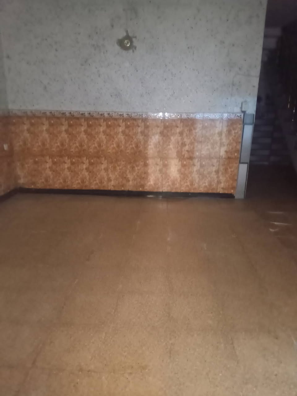 بيت الايجار طابق ارضي معزول عن الثاني غرفه نوم صاله مطبخ صحيات مناور طرمه شارع  الكهرباء قرب اسواق ابو علي منزليه ***********
