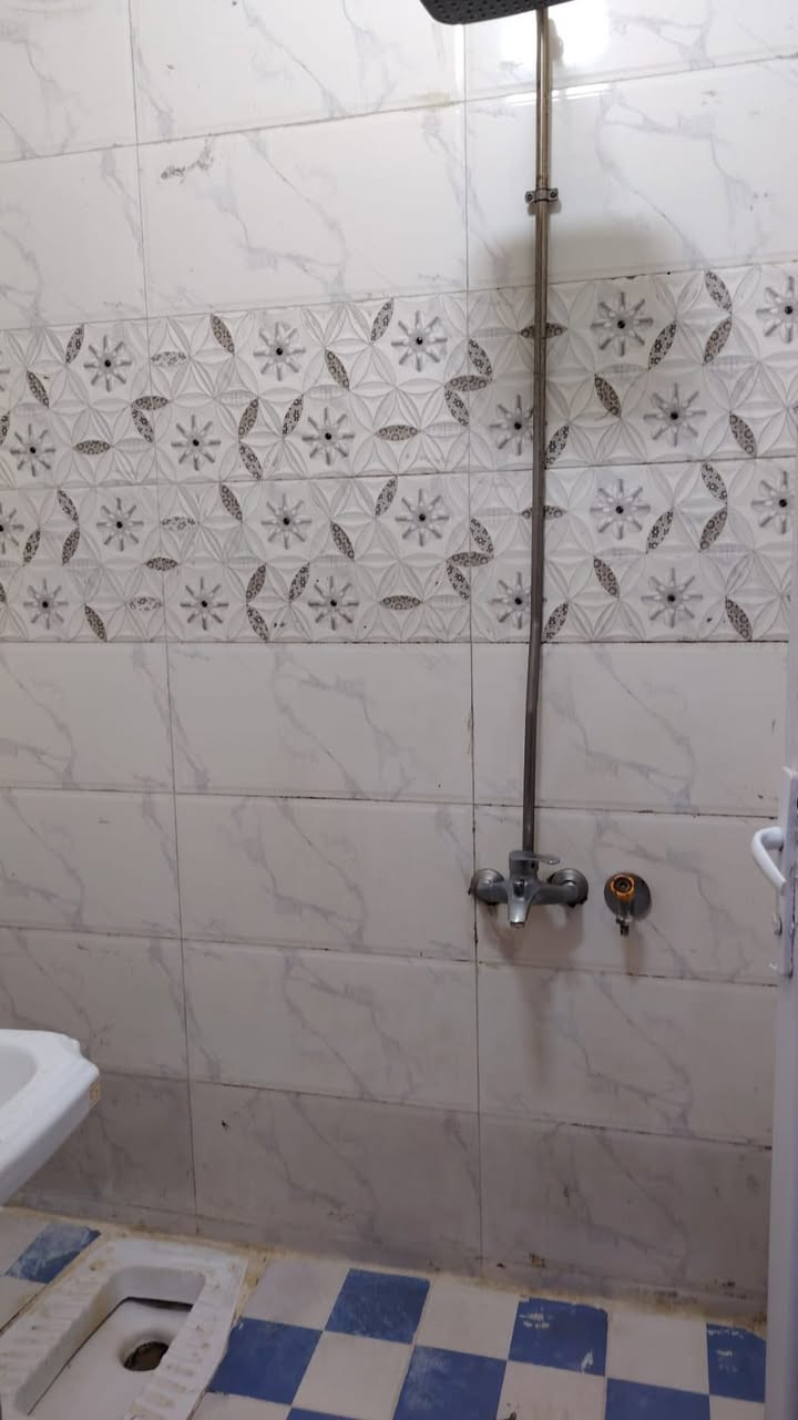 بيت يجار مساحه ٥٠ متر طابقين يحتوي على غرفتين وصاله ومطبخ وخدمات بناء حديث مكان الراد سعره ٤٥٠ مجال بسيط 
***********  اتصال رقم واحد
