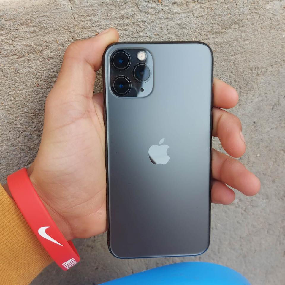 سلام عليكم آيفون ١١ برو للبيع جهاز بلادي كلشي بي بلادي شخط ما بي بطاريه ٧٢ جهاز نضيف بطاريه بلاديه ذاكره ٢٥٦ السعر ٣٥٠     ***********
