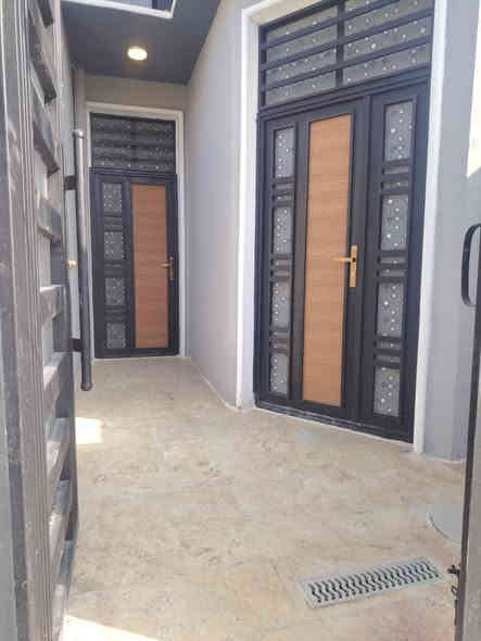 السلام عليكم دار للبيع المساحه 100 متر حي العسكري خلف شارع العسكري الي مقابل حي الوفاء طابقين بناء جديد يحتوي الطابق الاول على غرفه وصاله واستقباله مطبخ وصحيات والطابق الثاني يحتوي على غرفتين السعر 139 مع المجال للاستفسار مراجعه مكتب الرشيد اواتصال بالرقم التالي ***********
