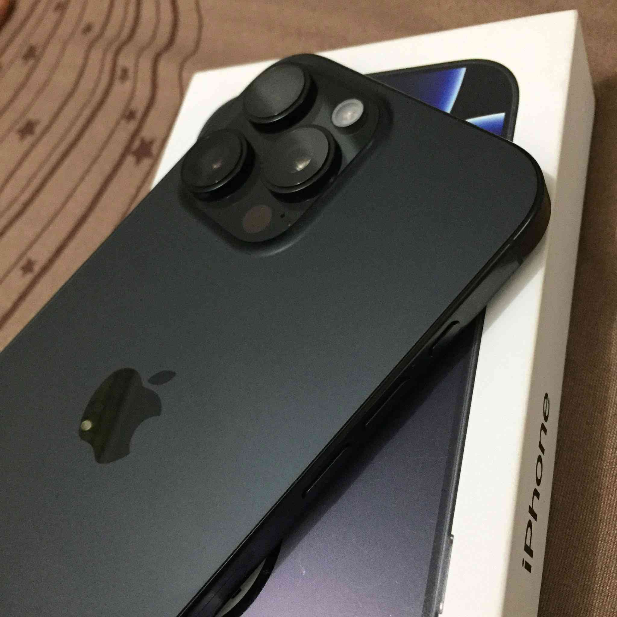١٦ برو ماكس للمراوس ب١٧ بروماكس ٢٥٦ هذا هم ذاكرته ٢٥٦ بطاريه ١٠٠ مشحون ٢٥٠ مره والجهاز نظيف كلش كلش ضمان ماستر مكاني الجادرية ***********
